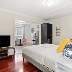 Cozy Private Studio with Full Bath near Westlake • Walk to Shops • Near SF