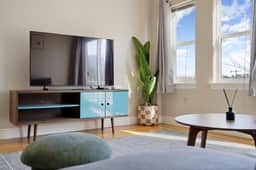 Private Room with Queen Bed - Image 4