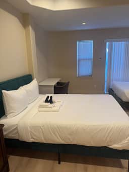 Private RM 2 full beds private 1/2 bath - Image 2
