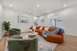 Massive 8BR Home in Hayward with AC/ Free Parking - Image 2