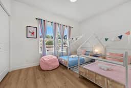 Massive 8BR Home in Hayward with AC/ Free Parking - Image 4