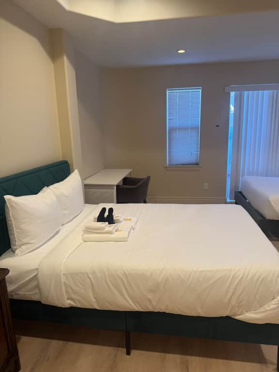 Private RM 2 full beds private 1/2 bath - Image 2