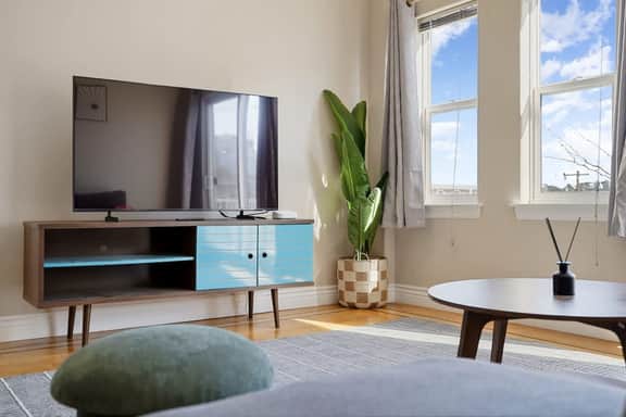 Private Room with Queen bed. - Image 4
