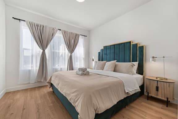 Massive 8BR Home in Hayward with AC/ Free Parking - Image 5