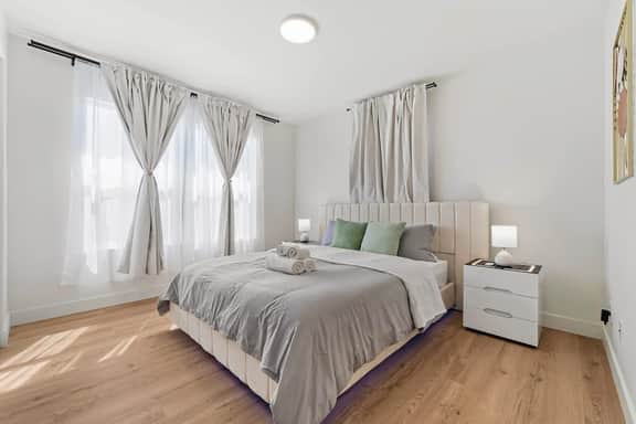 Massive 8BR Home in Hayward with AC/ Free Parking - Image 3