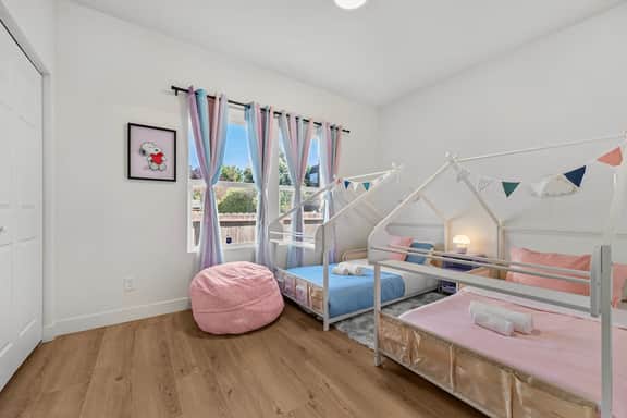 Massive 8BR Home in Hayward with AC/ Free Parking - Image 4