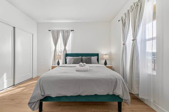 Massive 6BR Home in Hayward, AC/Free Parking - Image 3