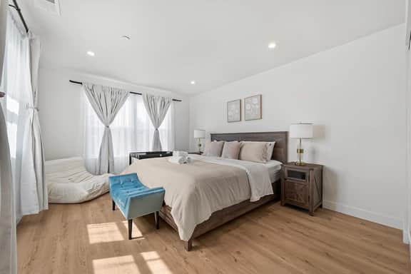Massive 6BR Home in Hayward, AC/Free Parking - Image 2