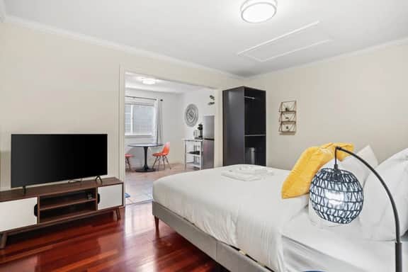 Cozy Private Studio with Full Bathroom - Image 3