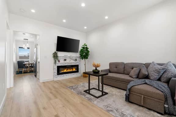 Modern 2BR/2BA w/ Parking in Excelsior Long Stays - Image 2