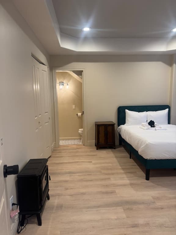 Private RM 2 full beds private 1/2 bath - Image 1