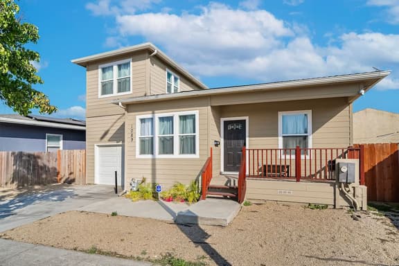 Massive 7BR Home in Hayward, AC/ Free parking - Image 1
