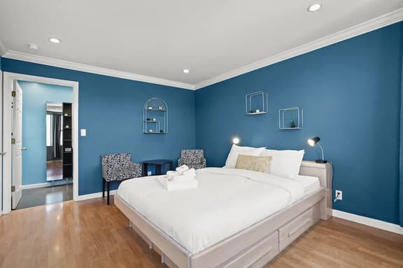 Silver Terrace Gem Stunning Spacious 2BR Residence w/ Secured Parking Near SFO & Downtown San Francisco - Image 1