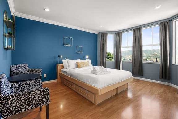 Stunning Spacious 4BR House in Silver Terrace - Image 1